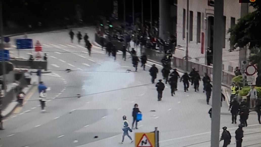 FreeSky75428851's tweet photo. @BISouthAfrica Readers imagine how craziest of #hkpolicebrutality !  To surppress peaceful protests #fightfofreedom,  tear gas was fired into densely populated areas, residential property, gardens, streets with or without people! Not only people, birds, pets, animals are also going to die! https://t.co/0ixydW5NJX