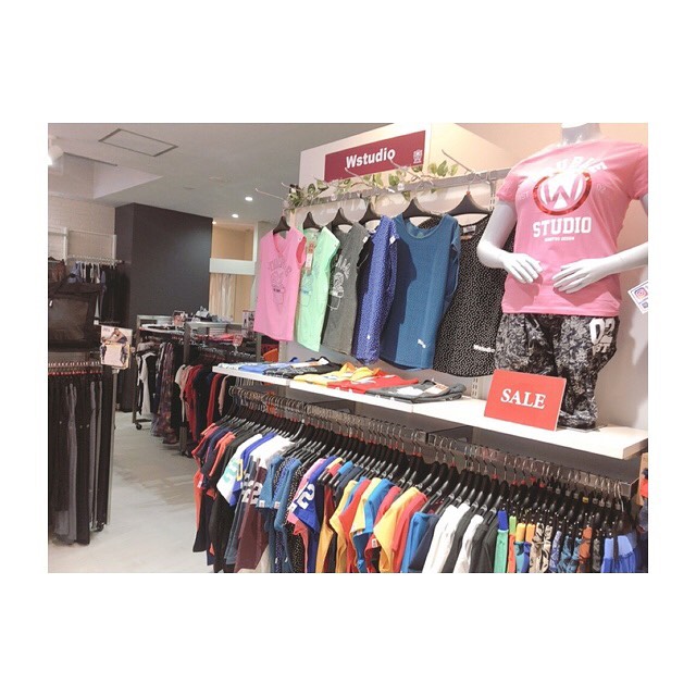Sports3284's tweet photo. 三条富小路
フィットネス専門店「雅-MIYABI-」より
期間限定で…
人気のフィットネスブランド‼
W studioのコーナー登場✨
オシャレで可愛いTシャツや
パンツが入荷しています😊
POPで素敵なデザインで
スタジオレッスンを楽しみましょう♩
是非チェックしてください🎵
#Wstudio #フィットネス https://t.co/qhwcUotJ3J