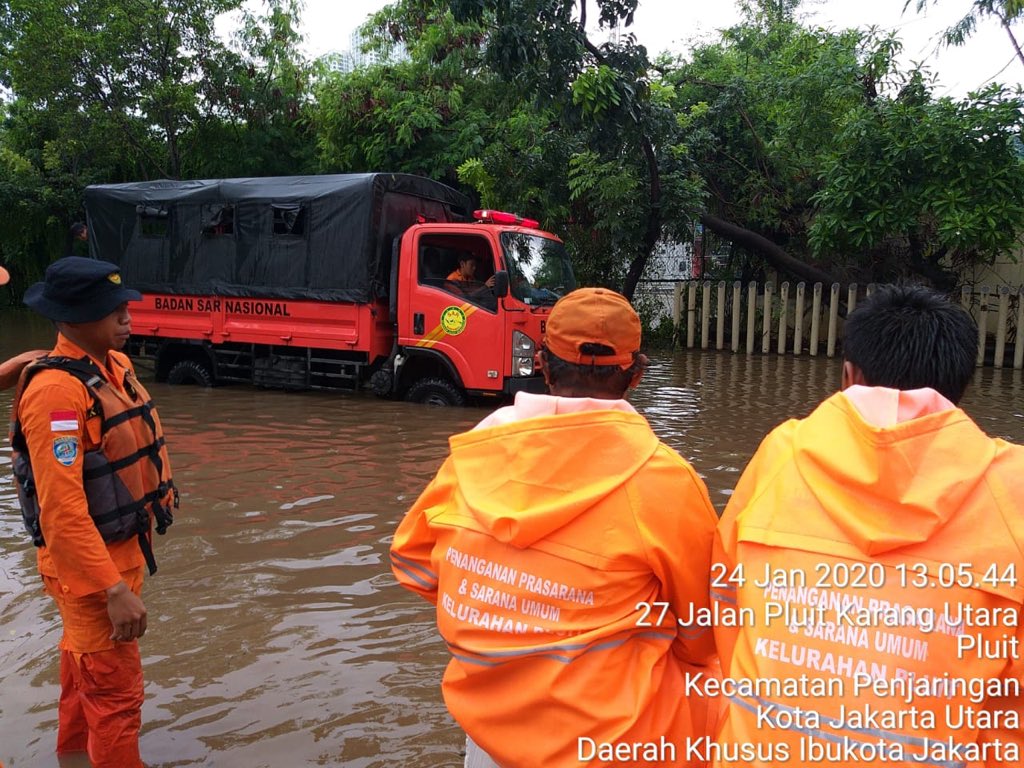 kantorsar_jkt's tweet photo. Pemantauan Tim Rescue Kantor Pencarian dan Pertolongan Jakarta di sekitar wilayah Pluit, Penjaringan. Ketinggian air mencapai 20-30cm. (24/1)
#banjir #banjirjakarta #timrescue https://t.co/vPuqttuO76