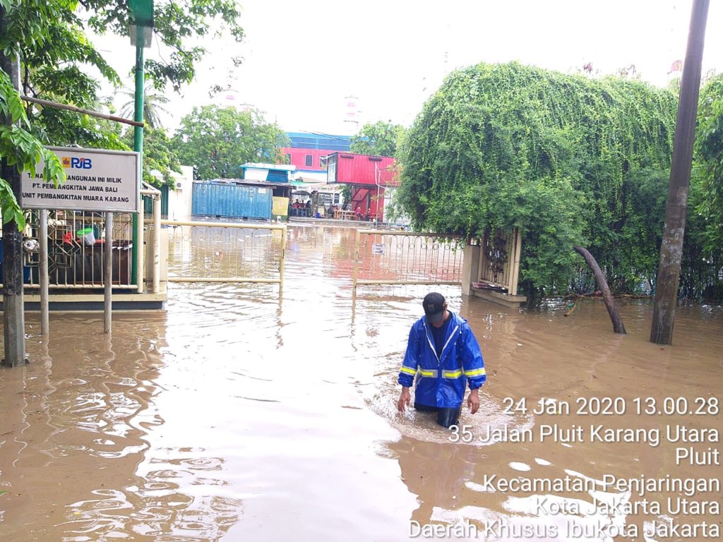 kantorsar_jkt's tweet photo. Pemantauan Tim Rescue Kantor Pencarian dan Pertolongan Jakarta di sekitar wilayah Pluit, Penjaringan. Ketinggian air mencapai 20-30cm. (24/1)
#banjir #banjirjakarta #timrescue https://t.co/vPuqttuO76