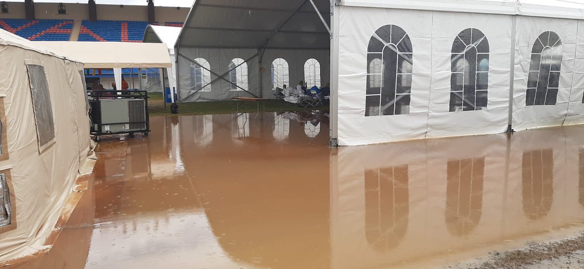 “No hay que protestar, esperemos a noviembre y los sacamos” y tú tranquilo mientras ellos están en carpas INUNDADAS pasando su noche.  Ellos no pueden esperar a noviembre, INFELIZ.
