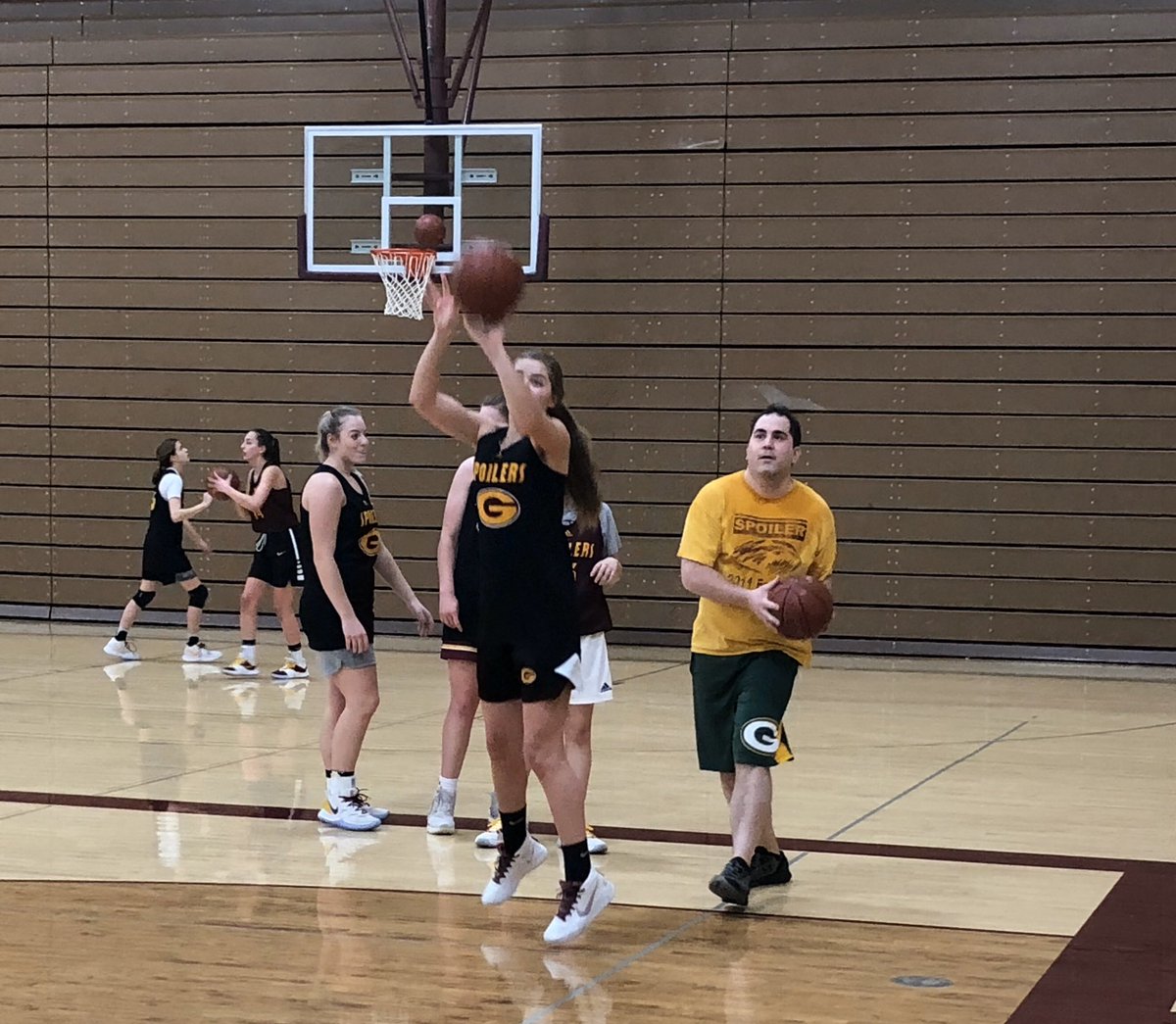 SpoilersGirls's tweet image. @SpoilersAD Stopped In For Some Reps With the Girls After His Own Workout, Thanks For Stopping Mr. Koehmstedt 👊🏀#RoundBallFun  #SpoilerPride
