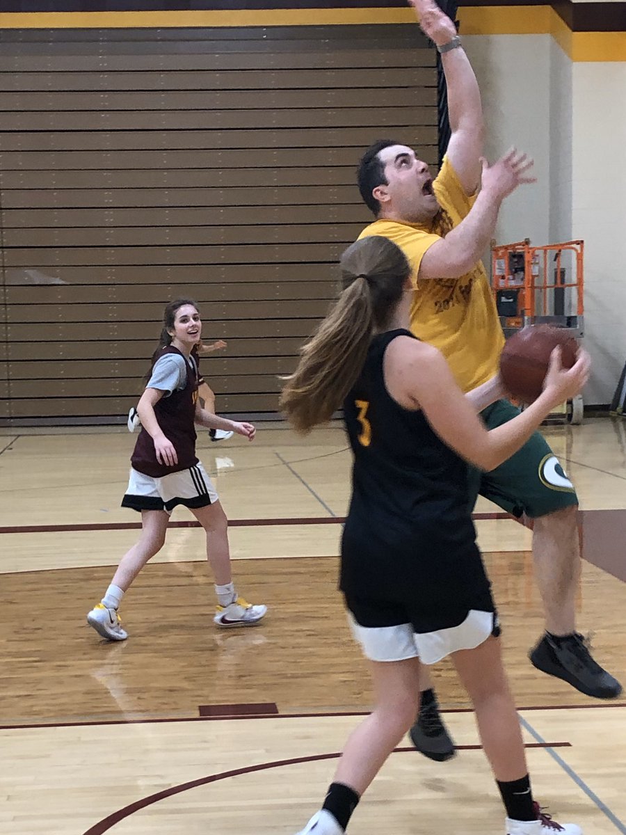 SpoilersGirls's tweet image. @SpoilersAD Stopped In For Some Reps With the Girls After His Own Workout, Thanks For Stopping Mr. Koehmstedt 👊🏀#RoundBallFun  #SpoilerPride