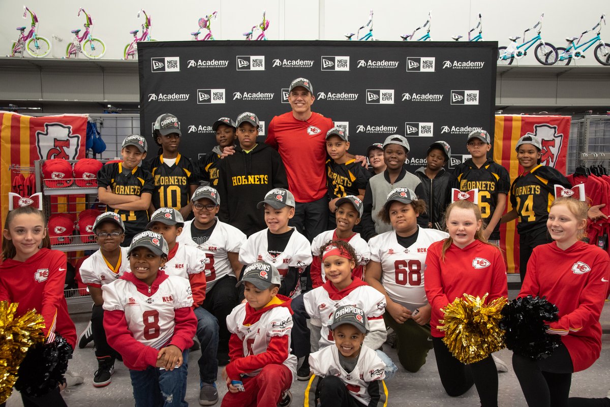 Academy Sports + Outdoors on X: Everyone's ready to rep KC especially  football legend @trentgreen10! In partnership with @NewEraCap, Green took a  local youth football team on an Academy shopping experience to