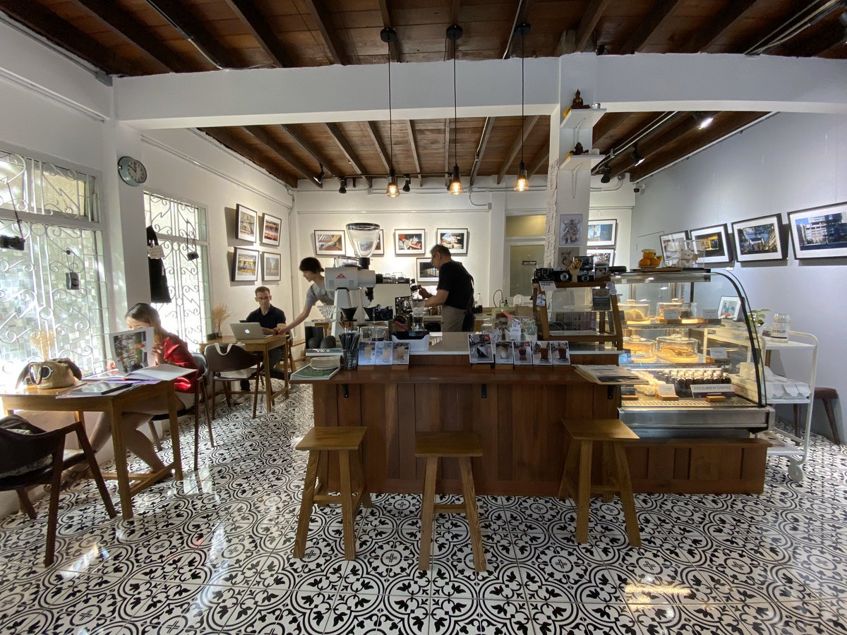 kinnaipaigun1's tweet photo. คาเฟ่บรรยากาศดี แถวสีลม เดโช Monochrome กะทัดรัดแต่อัดแน่นด้วย กาแฟดี เครื่องดื่มโดน ขนมก็ไม่พ้กัน แถมมีงานถ่านภาพจากศิลปิน คนชอบกล้องมาจัดแสดงเป็น มินิแกลลอรี่ ผลัดเปลี่ยนทุกเดือน #cafe #สีลม #cafeinsider #cafehopping #cafehoppingbkk #coffee #gallery #photography #กินไหนไปกัน https://t.co/4TqrNNWprI