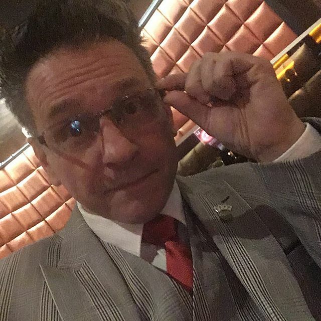 magiChampion's tweet photo. Magic time... #shawnfarquar #disneymagician #hiddenwondersshow #firstdatenight #yvrnightlife #speakeasymagic https://t.co/8R2AFOeDcB https://t.co/M4gX3mJDTe