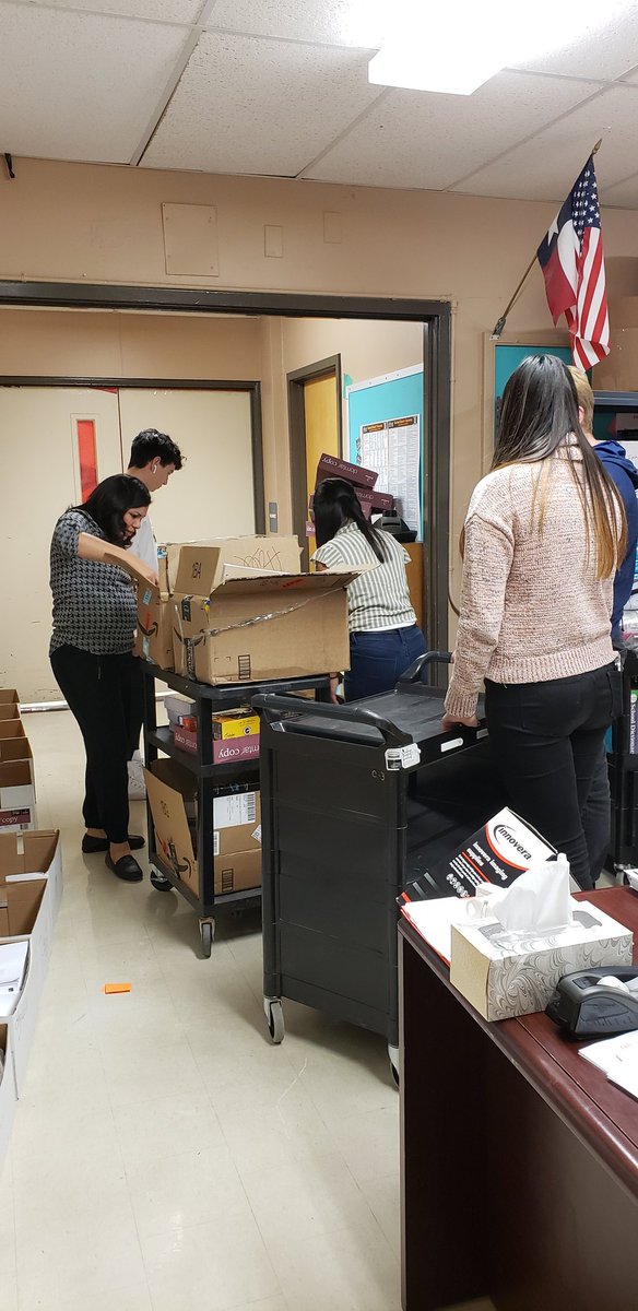 OHSSIP's tweet photo. All of our members were out on assistance assignments today during 8th period, helping teachers organize & get things done! #waytogobronchos #SIPgivesback #helpinghands
@BigRedBronchos @BronchoNews @BronchoLibrary https://t.co/KWM4JSeJyy