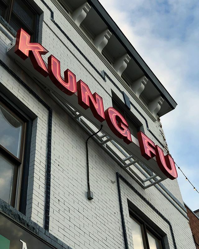 marcusq's tweet photo. Everybody was #walkingaround #goodevening #thursday #denver #urban #sign #beautifulday #photooftheday https://t.co/RZm4v4Am1Q https://t.co/AnNHxCclQv