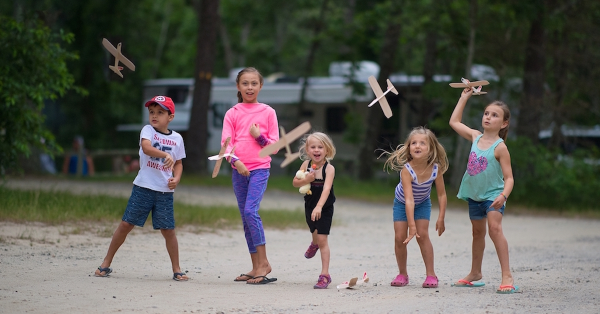 GoRVing's tweet photo. Keeping the kids entertained can get tricky on the road. These 5 activities are sure to do the trick next time you #GoRVing. https://t.co/blA4YxDOjt https://t.co/J4An4Qthrr