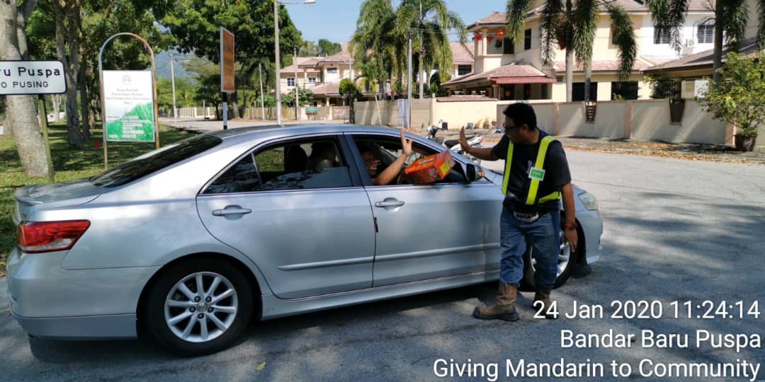 Papan2Stp's tweet photo. Pakej 2 RSTP 24.01.2020 - Edaran Buah Mandarin kepada penduduk-penduduk sekitar Papan Sempena Tahun Cina Baru yang bakal menjelang. #ipohrstp #Pakej2rstp #papan2stp #perak #loyalengineering #JPP #yourfutureisourcommitment https://t.co/7MnkPnmlNI