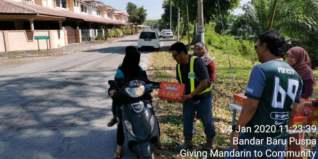 Papan2Stp's tweet photo. Pakej 2 RSTP 24.01.2020 - Edaran Buah Mandarin kepada penduduk-penduduk sekitar Papan Sempena Tahun Cina Baru yang bakal menjelang. #ipohrstp #Pakej2rstp #papan2stp #perak #loyalengineering #JPP #yourfutureisourcommitment https://t.co/7MnkPnmlNI