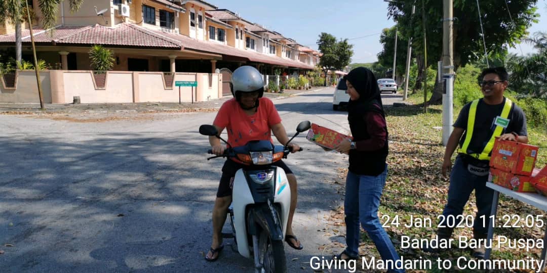Papan2Stp's tweet photo. Pakej 2 RSTP 24.01.2020 - Edaran Buah Mandarin kepada penduduk-penduduk sekitar Papan Sempena Tahun Cina Baru yang bakal menjelang. #ipohrstp #Pakej2rstp #papan2stp #perak #loyalengineering #JPP #yourfutureisourcommitment https://t.co/7MnkPnmlNI