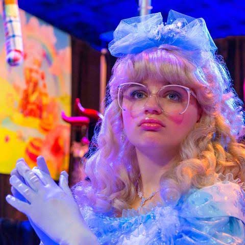 รีวิวซีรีส์สนุกๆที่สร้างมาจากเรื่องจริง Shock โลก ตัวละครแม่ลูกมีตัวตนจริงๆ ลูกสาวตอนนี้อยู่ในคุก ส่วนแม่เสียชีวิตแล้ว เพราะการฆาตกรรมที่วางแผนโดยลูกสาว ที่คนคิดว่าพิการซ้ำซ้อน เดินไม่ได้ แต่จริงๆแล้วนางเดินได้ ใช้ชีวิตได้ปกติ แม่จับโกนหัว ถอนฟันหมดปาก เจาะท้องลูก (1)