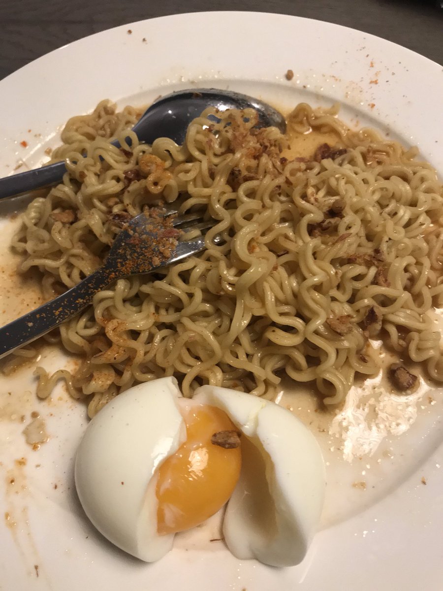 aMrazing's tweet photo. Tau gak kenapa indomie enak banget banget banget? Karena bumbu dan mie bersatu dalam prinsip sama rata sama rasa. Begitu juga dengan bubur. Harus diaduk! Memangnya kalian mau makan indomie dengan bumbu di pinggir piring??????? https://t.co/03sE6C6JcY