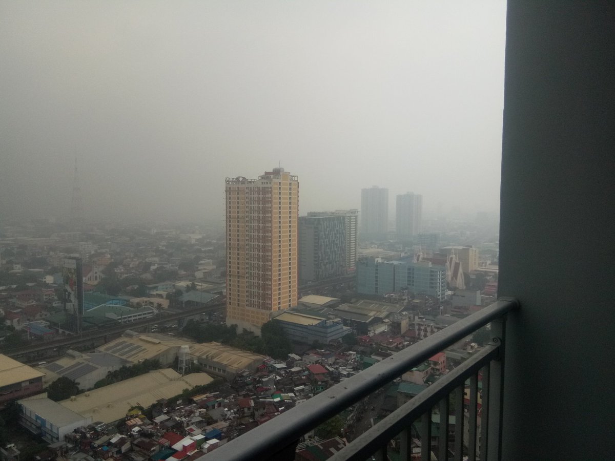 RaymondOnly27's tweet photo. Is this Fog Smog o Ash Fall po ? location Quezon City @earthshakerph
#TaalVolcanoAshfall https://t.co/uJxbP6rCVX