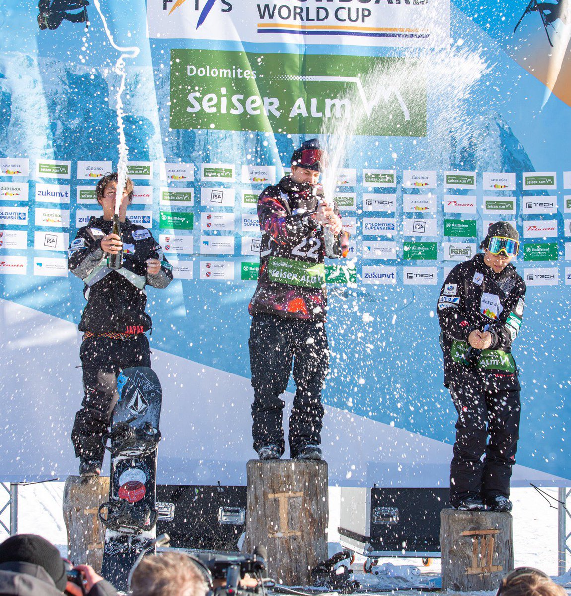 BOOKOFF's tweet photo. イタリアSeiser Aimで開催されていた「FIS World Cup 2020 Slopestyle」にて、ブックオフがスポンサー契約している國武大晃選手が、見事に3位に輝き、表彰台にのぼりました‼️予選から好成績で、攻めた滑りを見てくれました。おめでとう‼️🏂🎉 
#スノボ #snowboarding https://t.co/Naq4y5g2jQ
