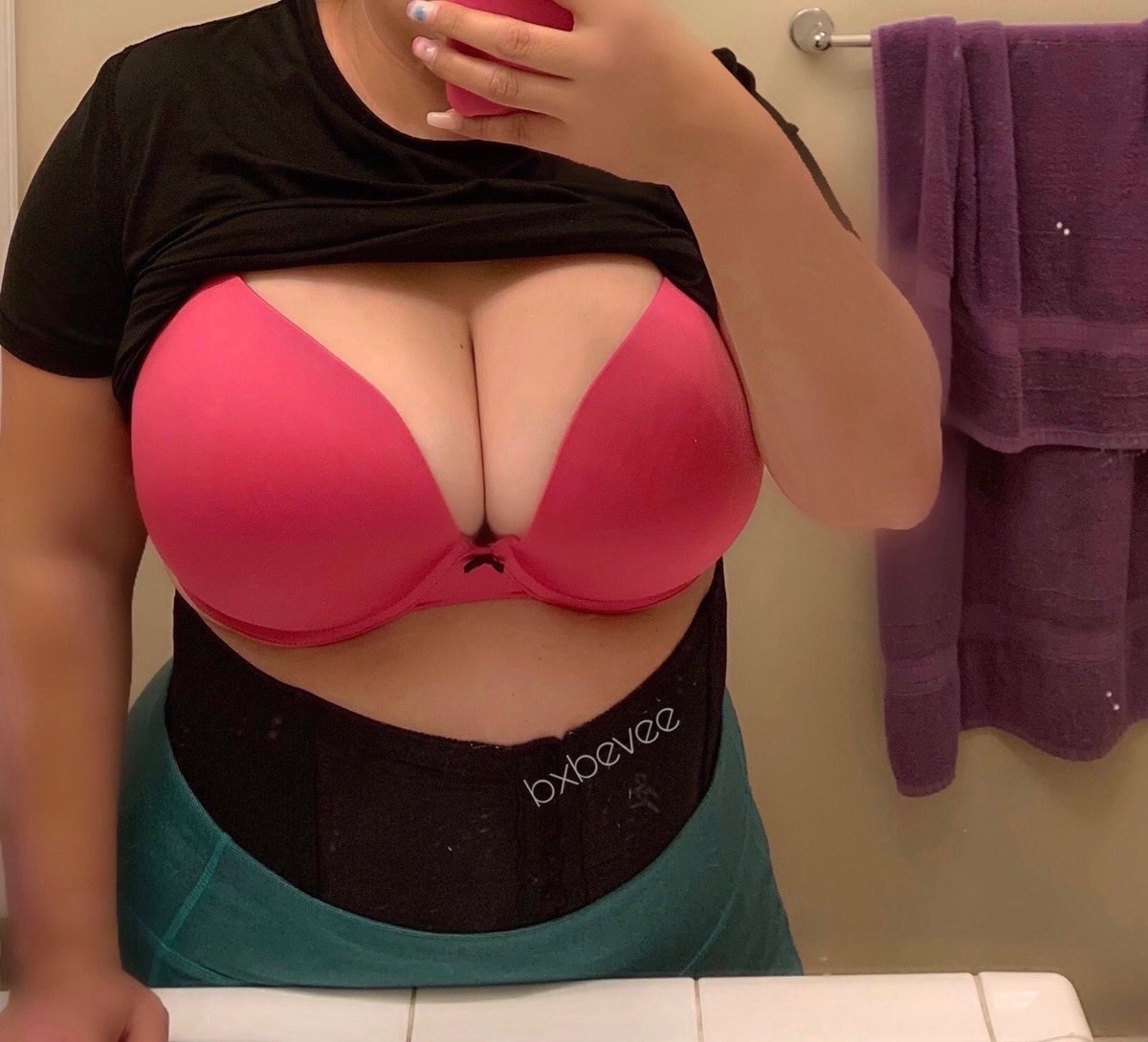 bxbevee's tweet photo. RT if you would like to caress them twins https://t.co/WwqmxI1ZdC