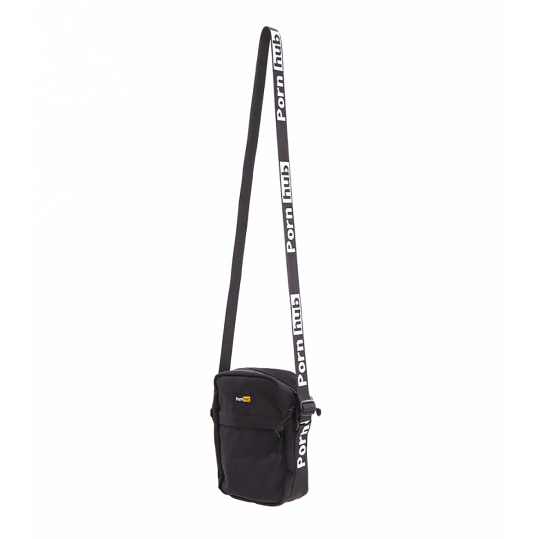 Pornhub ロゴ入り ショルダーバッグ ブラック Pornhub has released a new crossbody bag. Made with durable black