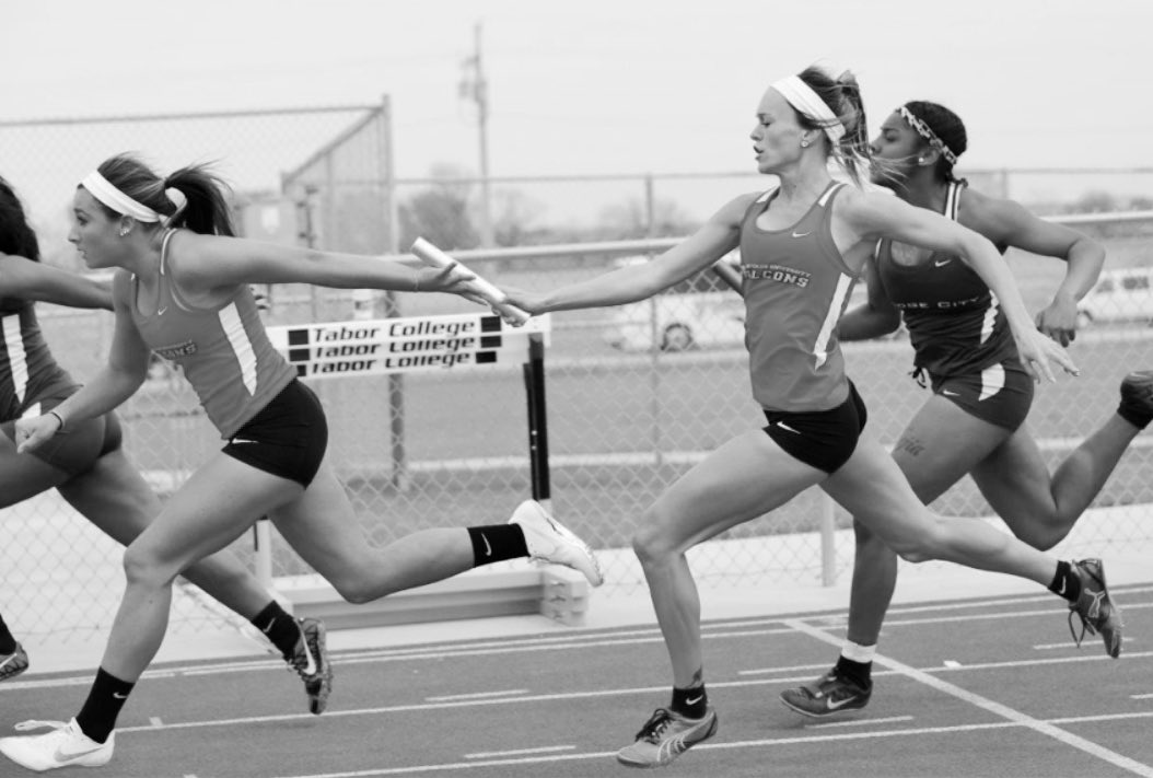 Coach___Davis's tweet photo. Still one of my favorite photos... 

Gotta love the 4x100! 

#TrackNation #TBT 

@angiiev23 @abby_simon4 💥 https://t.co/XT7hAH4r15