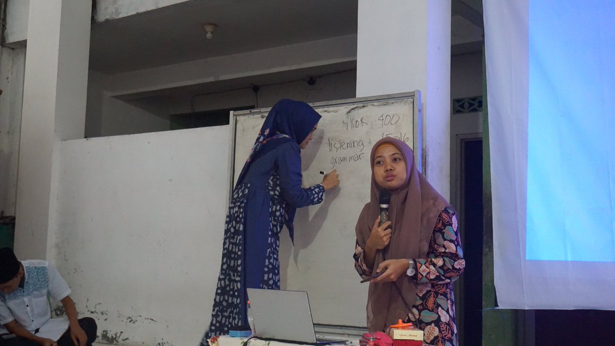 PonpesBesongo's tweet photo. [[SIMULASI TOEFL]]
Bersama Miss Elysa Najachah, M. A. 
.
.
.
#pascalib2020
#dafabesongo
#pesantren
#santriwati
#santri https://t.co/XW134RUeen