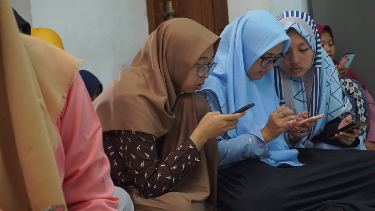PonpesBesongo's tweet photo. [[SIMULASI TOEFL]]
Bersama Miss Elysa Najachah, M. A. 
.
.
.
#pascalib2020
#dafabesongo
#pesantren
#santriwati
#santri https://t.co/XW134RUeen