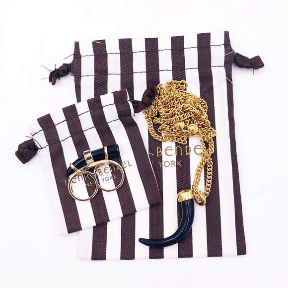 LuciLeach4's tweet photo. So good I had to share! Check out all the items I'm loving on @Poshmarkapp #poshmark #fashion #style #shopmycloset #henribendel #michaelkors: https://t.co/2Q8k6GIY1d https://t.co/7iihcz7eOp
