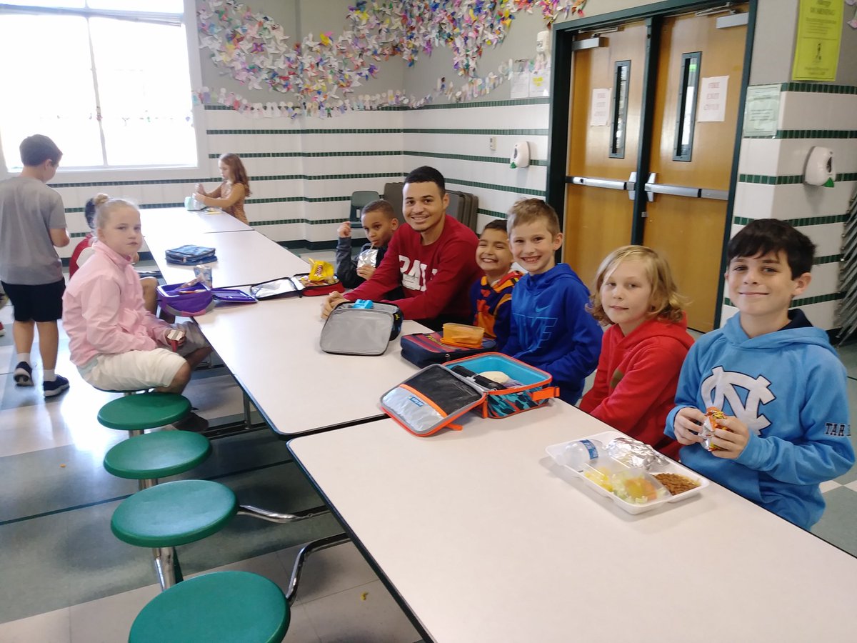 MrsWilliamsRES's tweet image. Lunch with our favorite @SlcPALs @Trae_Williams13! #happycampers