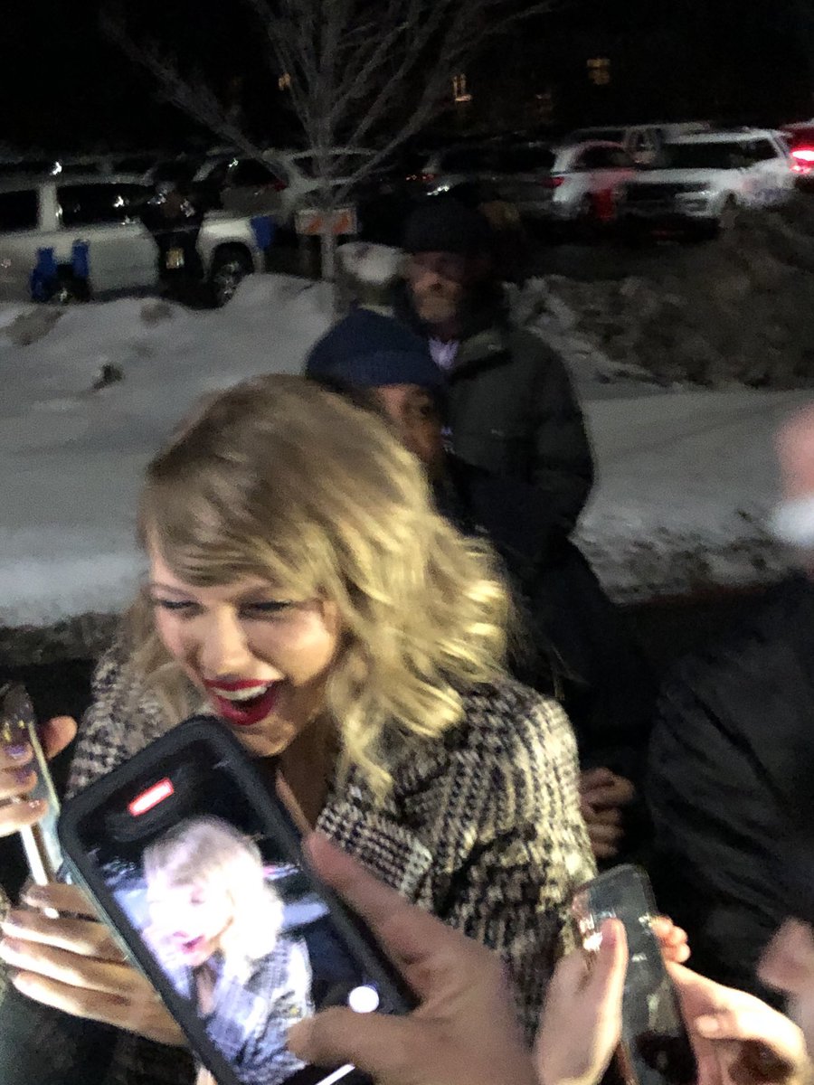 TSwiftNZ's tweet photo. 📷 | Taylor meeting fans earlier at the #MissAmericana premiere https://t.co/awuZmftzl0