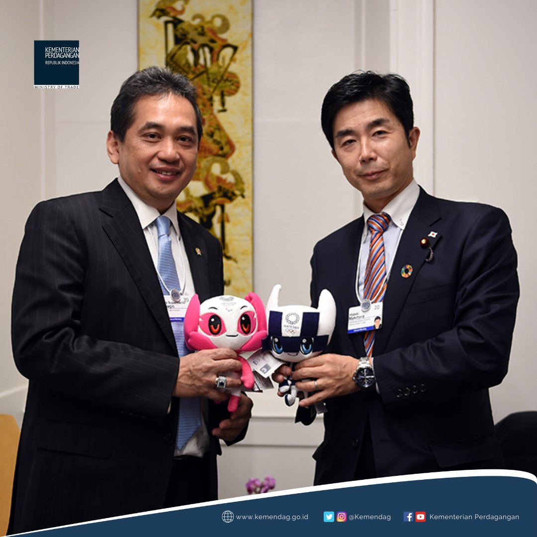 Kemendag's tweet photo. Mendag RI Agus juga bertemu dengan Menteri Ekonomi, Perdagangan, dan Industri Jepang Hideki Makihara. Pertemuan ini membahas General Review Indonesia-Japan Economic Partnership Aggreement (#IJEPA) dan perkembangan #RCEP. #WEF20 https://t.co/BXlMmBWdvr