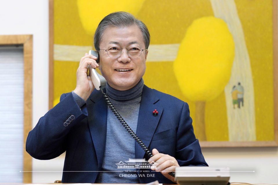 설 연휴 첫날인 오늘, 문재인 대통령은 라디오방송에 전화 연결을 통해 "벌써 고향에 도착한 분도 계시고 귀성길에 오른 분도 계실텐데 무엇보다 안전운전을 당부드린다"고 말했습니다. 이어 "가족 친지와 즐거운 시간을 보내길 기원한다"고 덧붙였습니다.

자세히보기 ▶ bit.ly/2GhYIvR