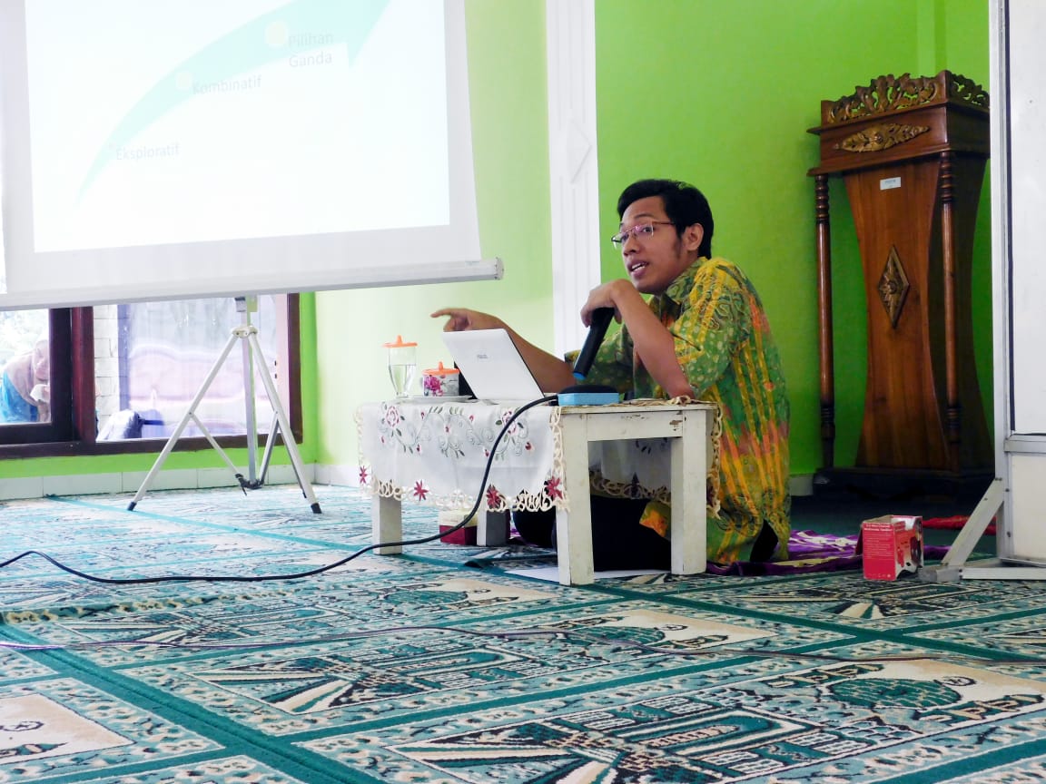 PonpesBesongo's tweet photo. [[SIMULASI IMKA]]
Bersama Pak Fahrun Nadhif, S. Pd., M. Pd. 
.
.
.
#pascalib2020
#dafabesongo
#pesantren
#santriwati
#santri https://t.co/zK9qQDTTzq