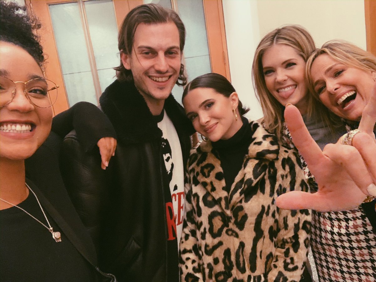 TheBoldTypeTV's tweet photo. More smiles, more photos, the more the merrier: a selfie series.

We had so much fun live tweeting with you tonight. Happy #TheBoldType Season 4. 

Love you, fam. 💜 https://t.co/S7szUmjr1R