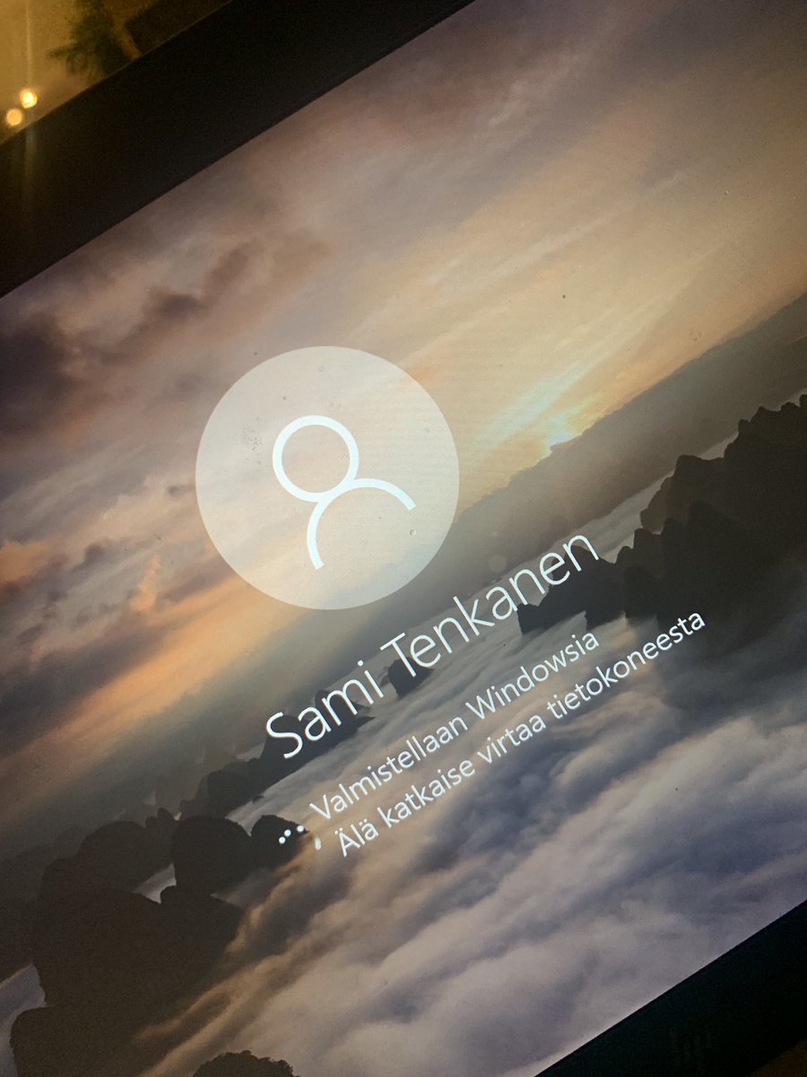Herätys ilman herätyskelloa, kuppi kahvia, appelsiini ja ruispala. Ajatus siitä että, ”ai niin, perjantaiaamu”, kiva viikonloppu mielenkiintoisen työpäivän jälkeen käynnistymässä. Elämä hymyilee ja mä päätän hymyillä takaisin. Toinen kuppi kahvia, kone auki, totaalinen romahdus..
