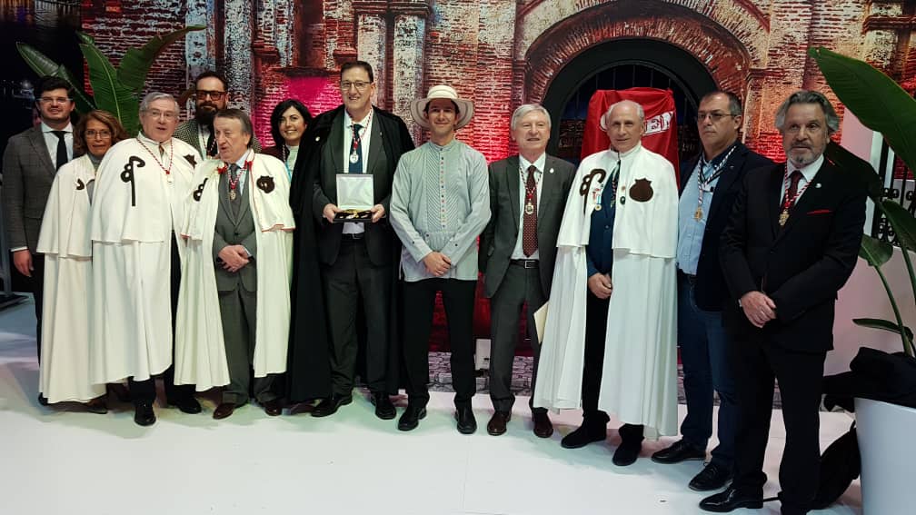 Excelencias_PTY's tweet photo. En el marco de la Feria Internacional de Turismo FITUR 2020, se hizo entrega en el stand de Panamá de la Medalla de Oro de la Orden del Camino de Santiago, al Ministro de Turismo de Panamá, Iván Eskildsen. https://t.co/EWFHQJyv6O