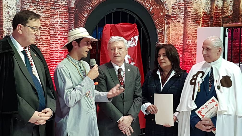 Excelencias_PTY's tweet photo. En el marco de la Feria Internacional de Turismo FITUR 2020, se hizo entrega en el stand de Panamá de la Medalla de Oro de la Orden del Camino de Santiago, al Ministro de Turismo de Panamá, Iván Eskildsen. https://t.co/EWFHQJyv6O
