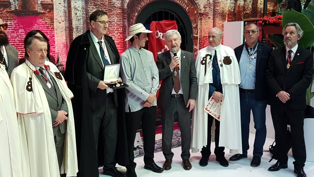 Excelencias_PTY's tweet photo. En el marco de la Feria Internacional de Turismo FITUR 2020, se hizo entrega en el stand de Panamá de la Medalla de Oro de la Orden del Camino de Santiago, al Ministro de Turismo de Panamá, Iván Eskildsen. https://t.co/EWFHQJyv6O