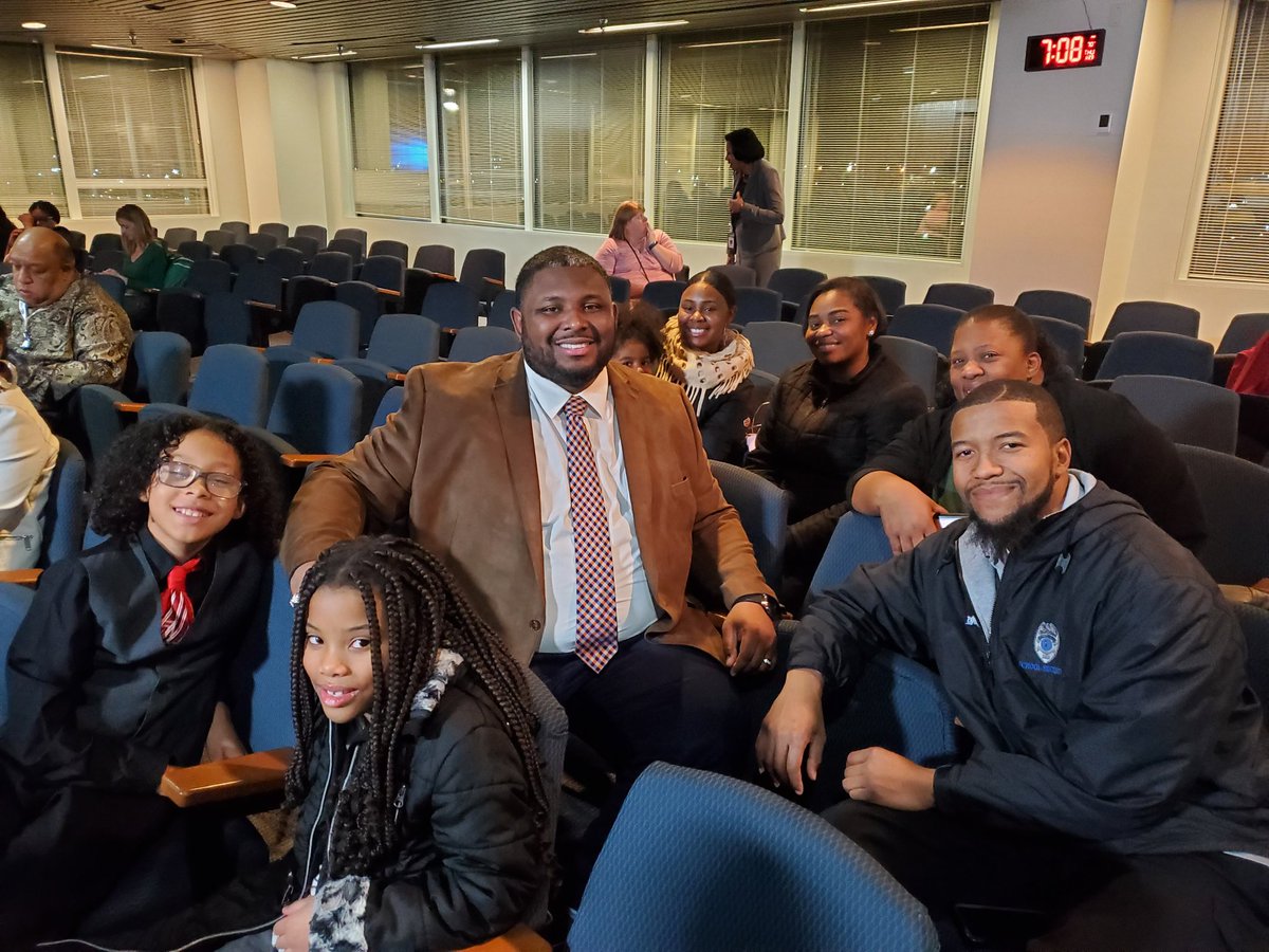 PaulMWilsonJr's tweet photo. Way to go 🐝🐝🐝!! Your principal is perpetually proud of your excellence tonight at the school board meeting! @BrightonVA @ebracyPPS @mcromartieEdD @draswynn @Figgster2 #PPSProud https://t.co/mlHVOihkLt