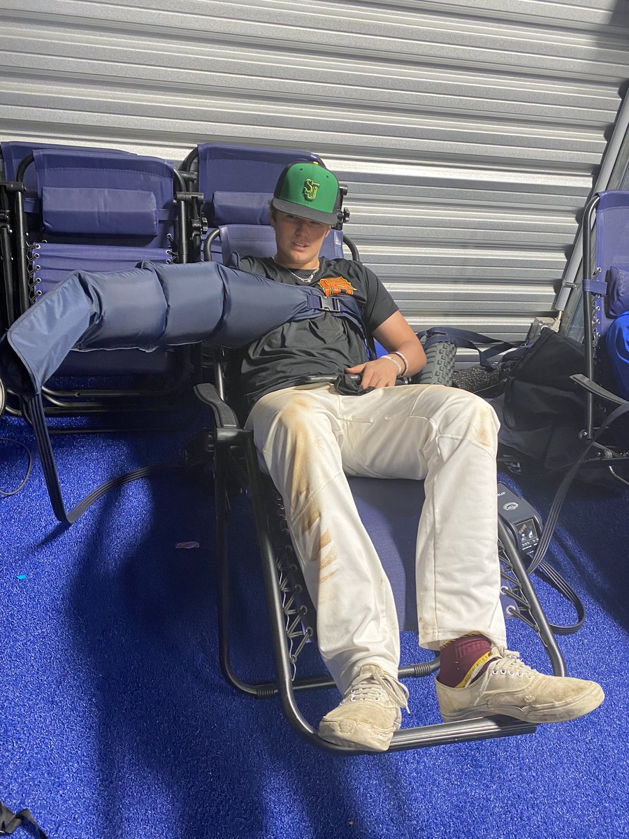 EAthletix's tweet photo. Hunter Barnhart (St. Joseph) Post Practice Arm Recovery. #ArmCompression #AirRelax #RecoveryMatters @HunterBarnhart7 @pasosteeleco1 @MikeEliteAthle1 https://t.co/4vspciEL6Q