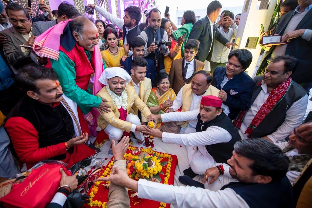 yadavakhilesh's tweet photo. फ़र्रुख़ाबाद के एक तिलक समारोह में. https://t.co/BDMdcNN4n3