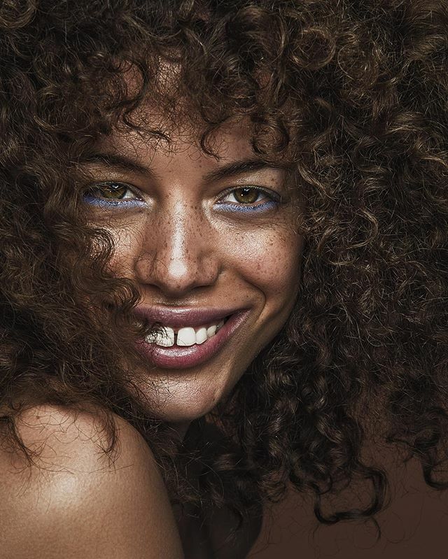 KirstTheArtist's tweet photo. All smiles and a pop of blue for Friyay 💙 .
.
.
@anjelikafrye photographed by 
@marnusmeyer 
Makeup and hair by @kirstenmurphymakeup using @maccosmeticsafrica and @bobbibrown .
.
#glowingskin #nomakeupmakeup #popofblue #blueeyeshadow #periwinkleblue … https://t.co/S2QHOCpeW5 https://t.co/87XITyUMi3