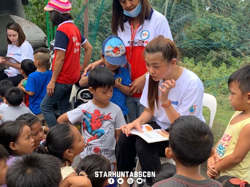 starhuntabscbn's tweet photo. Ultimate bonding experience with Star Dreamer @JELAYPILONES08 with our Kapamilyas in Brgy. Abiacao, San Luis, Batangas #TulongTulongSaTaal https://t.co/PSNmKXQiXO
