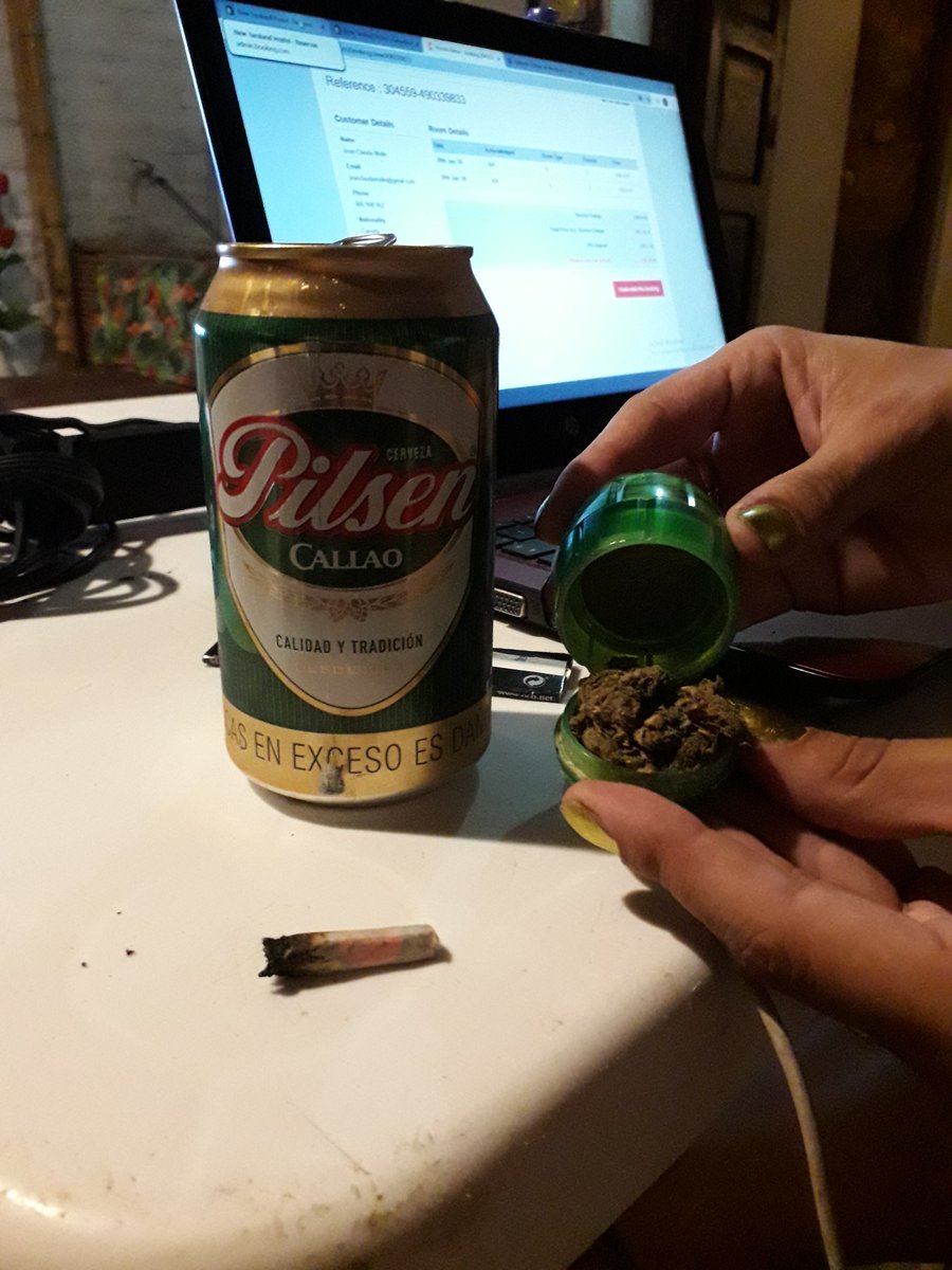 IngridSalaman's tweet photo. Tenemos porrito, tenemos birrita...estamos bendecidas por el diablo 🤣🤣🤣 ...q' culiaa esta mujer xD 
#jueves https://t.co/eLaeI9kJ4A