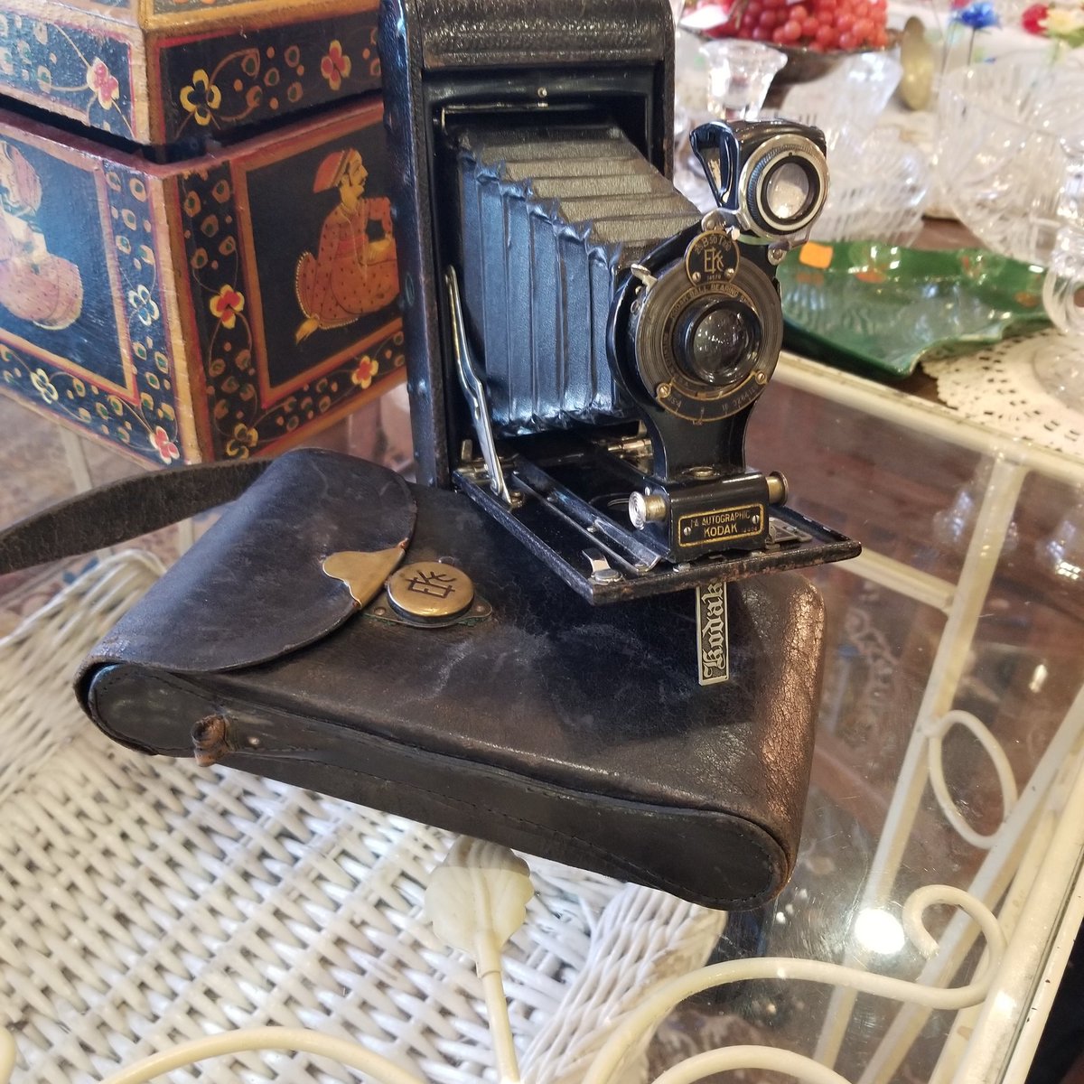 FiengoJane's tweet photo. Old Kodak Camera!!!! #itsallgoodep #antiques #kodak #cameras #oldcameras #theantiquemallelpaso #helenshiddentreasures #helenschoice #Janeswall #circa #shoplocalep #thisplace #whatafind #fashoo #eptxnow #heynow #elpasotx #inthecity #myzone #elpaso411 #suncity411 https://t.co/MfcPOR4crL