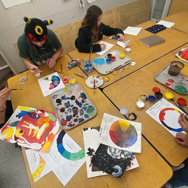 cascade_art's tweet photo. 6th grade painting &amp; color theory study, a mix of technical mastery and creative self-expression ✔🖌 🎨💯 #soproud #artteachersofinstagram #colortheory #painting #middleschool #arteducation #art #cascaderocks #artclass https://t.co/82PDccWcG7 https://t.co/H9llq78UKT