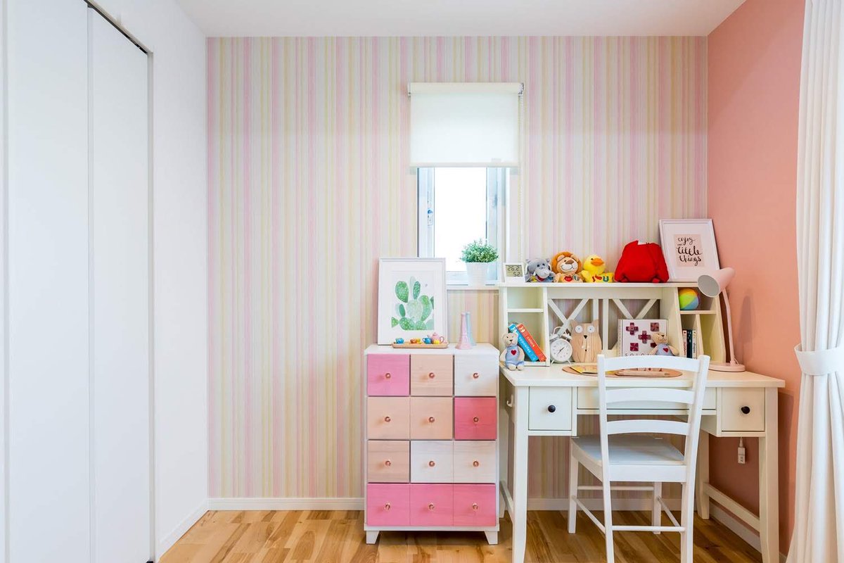 ヤマト住建 東京支店 川口住宅展示場の子供部屋です サーモンピンクの壁紙が映えてますね 無垢材の床が優しい印象を与えてくれます 注文住宅 女の子部屋 子供部屋 ピンクの壁紙 無垢の床 モデルハウス
