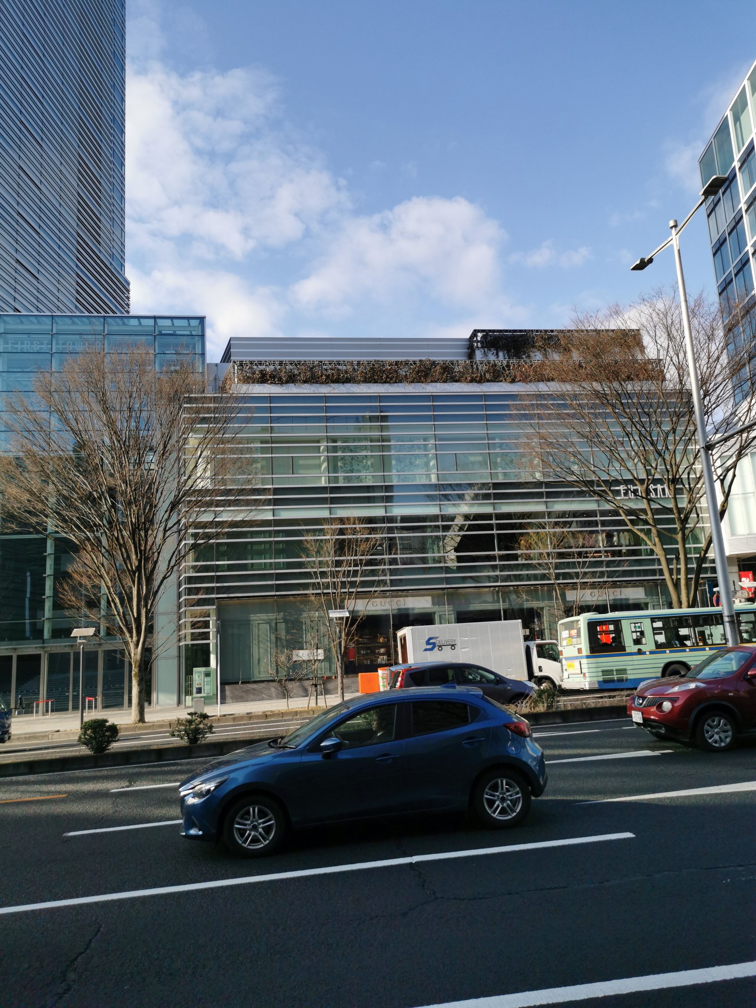のっちゃんパパ 仙台ファーストタワービル の マーブルロードおおまち商店街 に面する北側には Gucci などが入居する 藤崎ファーストタワー館 があるけど 昔ここには 第一勧業銀行 やその宝くじ売り場があったし 仙台ファーストタワービル本館の位置