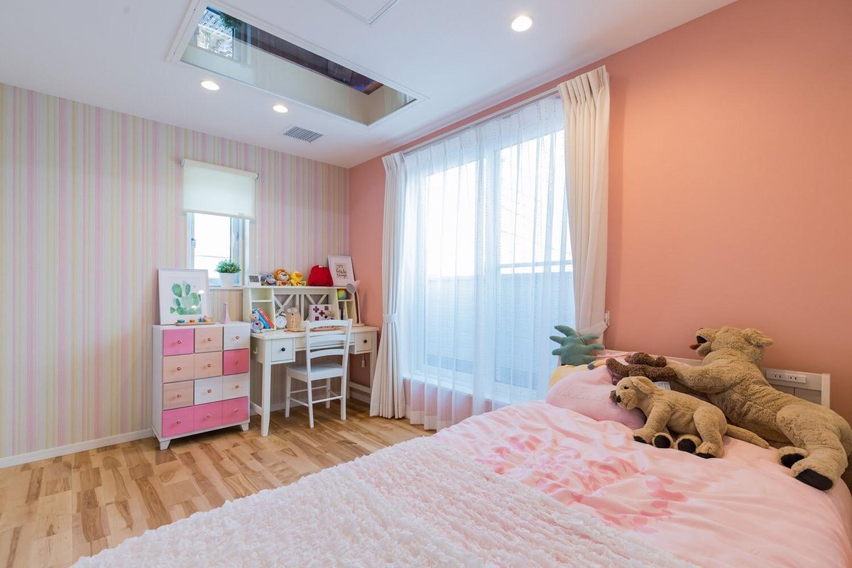 ヤマト住建 東京支店 V Twitter 川口住宅展示場の子供部屋です サーモンピンクの壁紙が映えてますね 無垢材の床が優しい印象を与えてくれます 注文住宅 女の子部屋 子供部屋 ピンクの壁紙 無垢の床 モデルハウス
