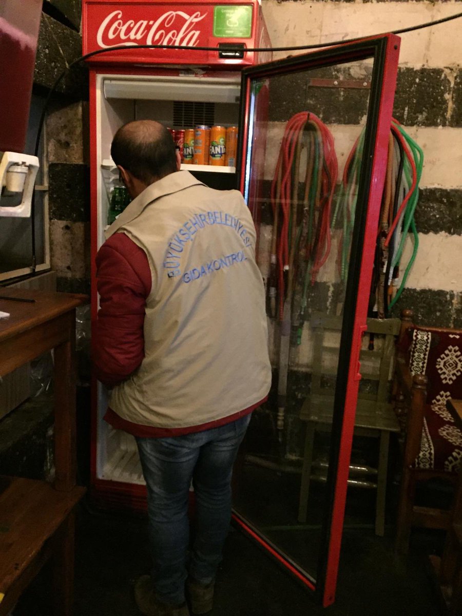 dbbsaglikisleri's tweet photo. Sayın Valimiz ve Büyükşehir Belediye Başkan V. @Hasan_Guzeloglu ‘nun talimatları doğrultusunda Diyarbakır Büyükşehir Belediyesi Gıda Denetim ekiplerince 7/24 denetimlerimize devam ediyoruz. 
“GIDA GÜVENLİĞİNİZ EMİN ELLERDE” @muhsin0648 @mustafkorkutan https://t.co/yljLlio4Vu