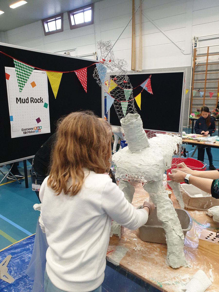 Strunks_VR_Edu's tweet photo. One of the highlights at our #EveryoneISAmaker Faire was the #R2builders. How many kids get to meet not only their favorite Star Wars characters but also the Maker? @IntlSchAmst https://t.co/8hNwHOfsdR