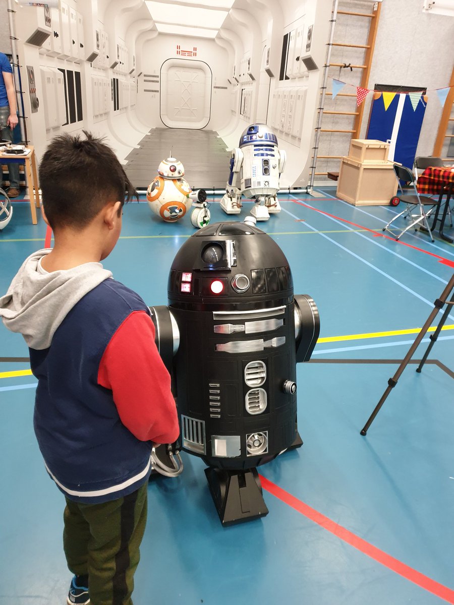 Strunks_VR_Edu's tweet photo. One of the highlights at our #EveryoneISAmaker Faire was the #R2builders. How many kids get to meet not only their favorite Star Wars characters but also the Maker? @IntlSchAmst https://t.co/8hNwHOfsdR